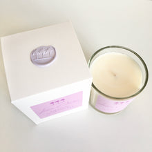 Load image into Gallery viewer, Japanese Honeysuckle - Darling Soy Candle
